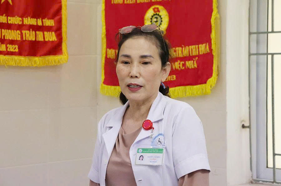 Giám đốc Bệnh viện Phục hồi chức năng Hà Tĩnh Nguyễn Thị Diện báo cáo, giải trình các nội dung liên quan đến hoạt động của bệnh viện.